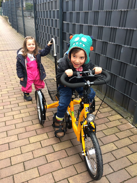 Zwei Kinder mit Fahrrad
