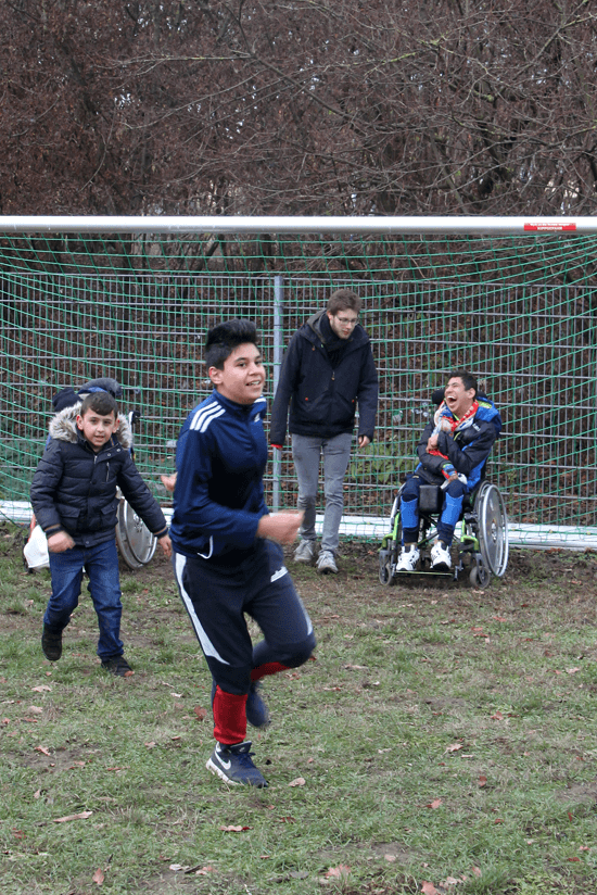 Jungs beim Fußballspielen
