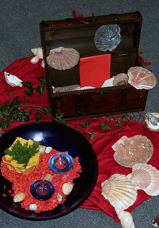 Rotes Tuch mit Muscheln und Efeu, Trauerschale