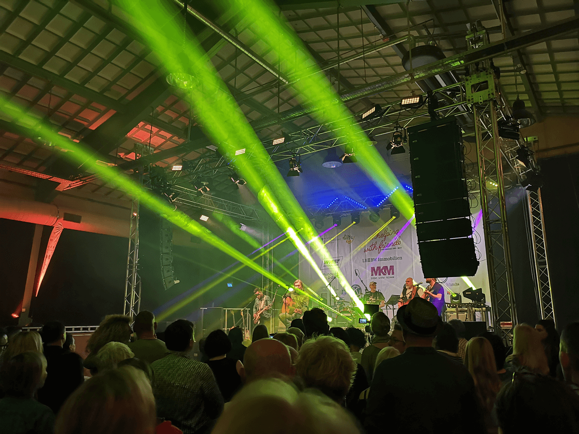 Nosie Katzmann mit Band auf der Bühne und grünem Scheinwerferlicht