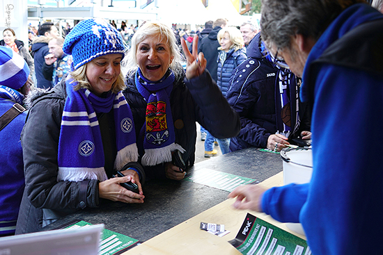 Lilien-Fans bei der Saisoneröffnung