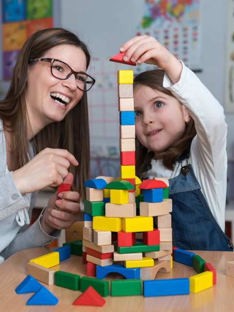 Frau spielt mit Kind