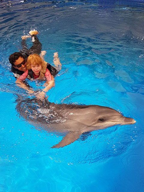 Schwimmen mit Delfin