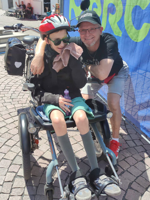 Mann mit Kind im Rollstuhl