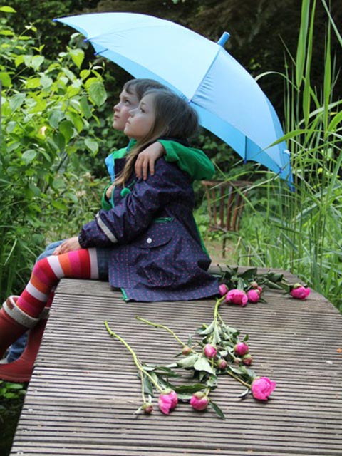 2 Kinder mit Regenschirm