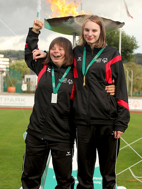 Mädchen vor olympischem Feuer