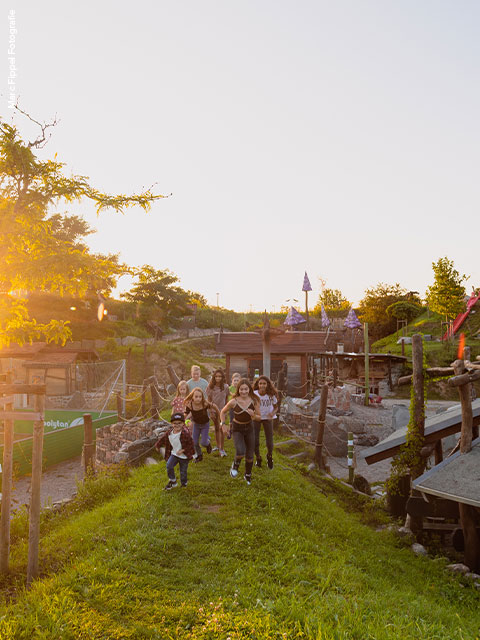 Kinder auf Spielplatz