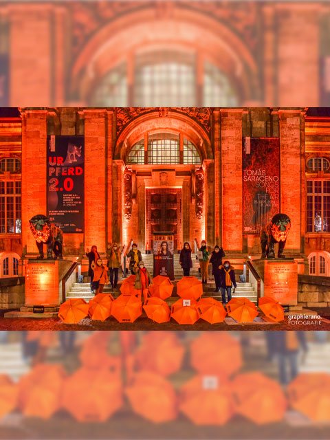 Hessisches Landesmuseum mit Zontians und orangenen Regenschirmen