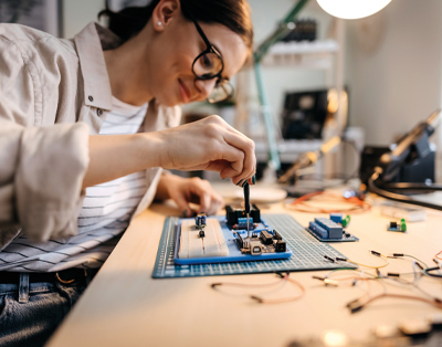Apprenticeship as electrical engineer for devices and systems