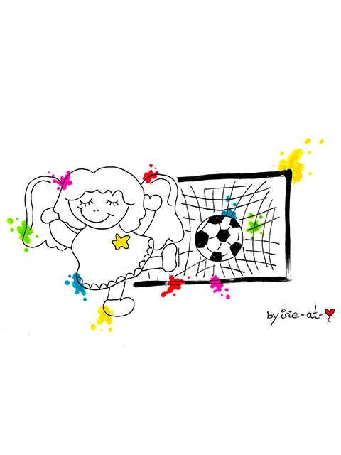 Zeichnung mit bunten Klecksen von einem Mädchen mit Flügeln, das einen Ball ins Tor schießt