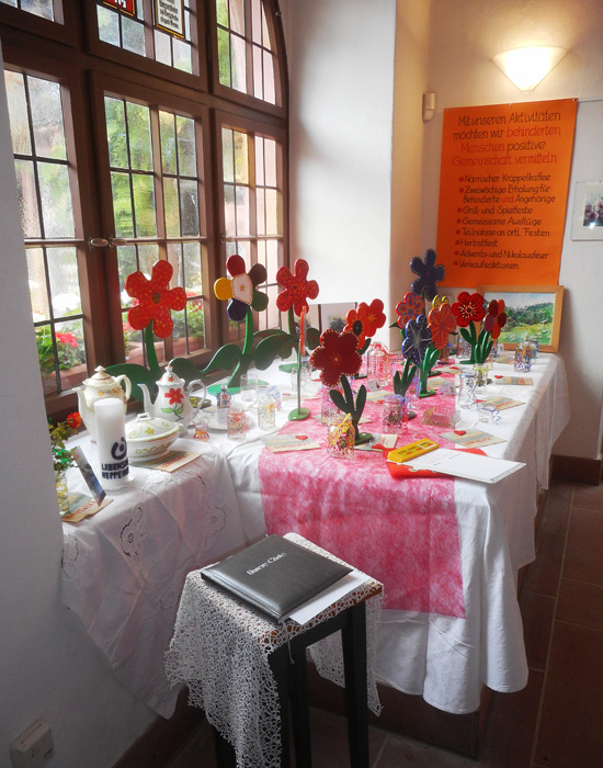Tisch mit Blumen bedeckt